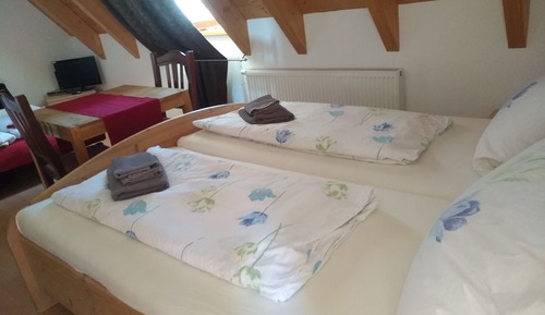 Chambre Quadruple Familiale, salle de bains attenante, vue cour intérieure (Zimmer Nr. 7)