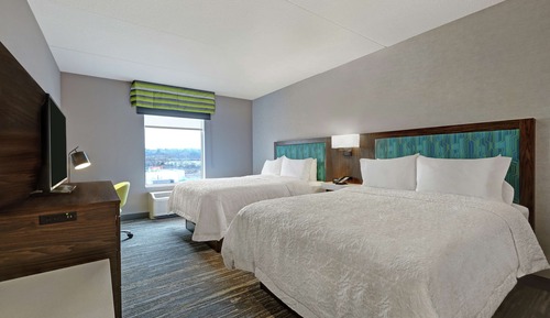 Chambre, 2 grands lits, réfrigérateur