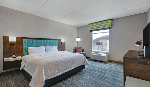 Chambre, 1 très grand lit, accessible aux personnes à mobilité réduite, baignoire