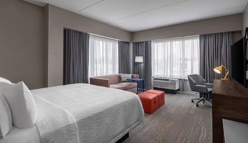 Chambre, 1 très grand lit, réfrigérateur