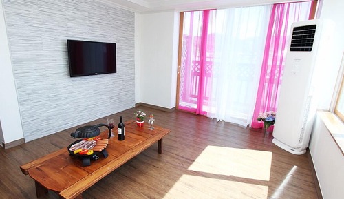 Chambre Quadruple (Red Yellow)