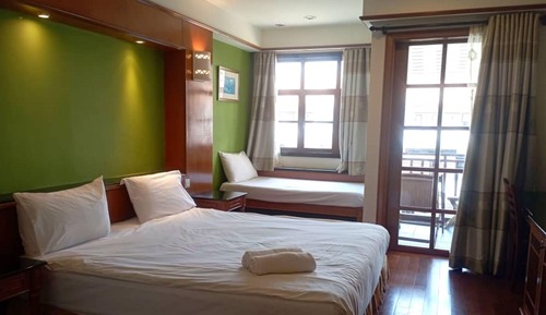 Chalet Deluxe, vue partielle sur la mer