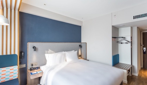 Chambre Standard, 1 très grand lit, vue ville
