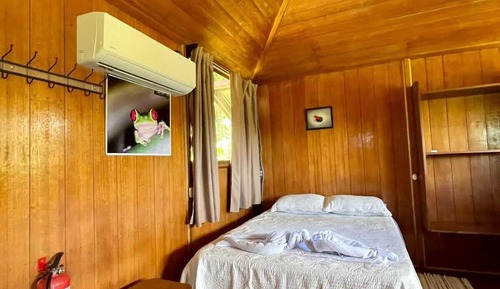 Cabane, 1 chambre, balcon, vue partielle sur la mer