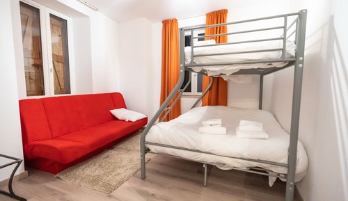 Suite Confort, salle de bains attenante, vue canal