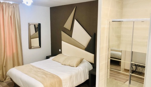 Chambre Double Confort, salle de bains attenante, vue canal