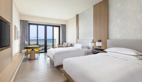 Chambre, 2 lits doubles, balcon, vue partielle sur la mer