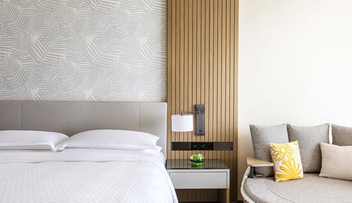 Chambre, 1 très grand lit, balcon, vue partielle sur la mer