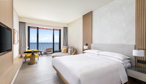 Chambre, 1 très grand lit, balcon, vue partielle sur la mer
