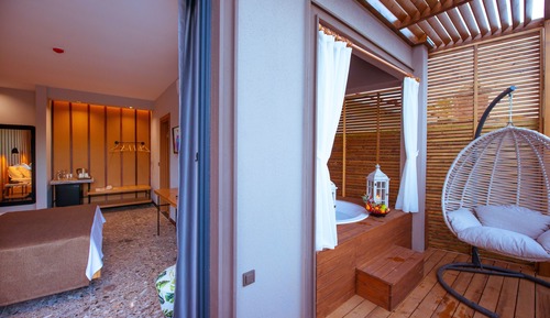 Chambre Lune de Miel, 1 lit double, baignoire à jets, en bord de piscine