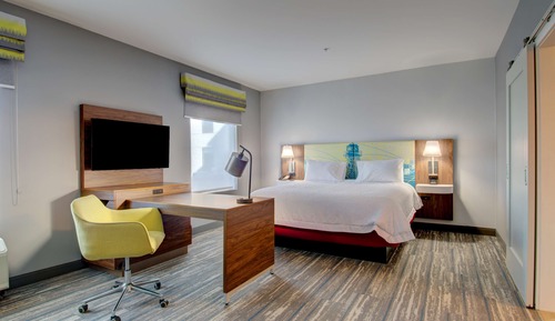 Suite, 1 très grand lit, accessible aux personnes à mobilité réduite, baignoire