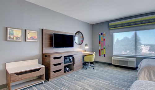 Chambre, 2 grands lits, réfrigérateur