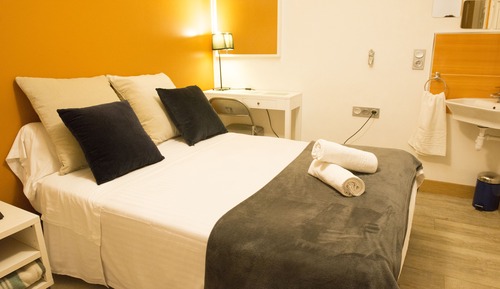 Chambre Double, salle de bains commune (with shower in room, interior)