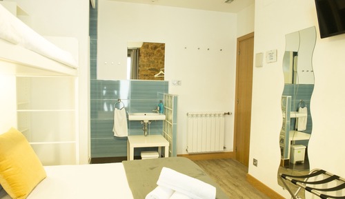 Chambre Triple, salle de bains commune (Terrace)