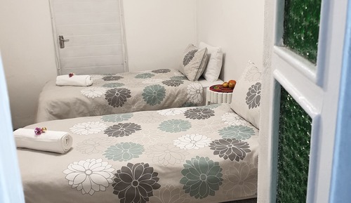 Chambre, salle de bains commune (Rottie)