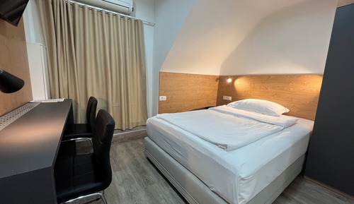 Chambre Simple, 1 lit double, non-fumeurs