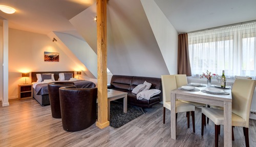 Suite Studio, coin cuisine, vue colline
