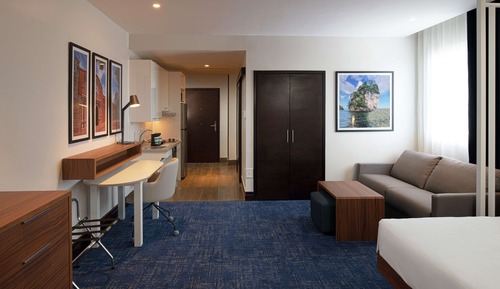 Studio, 1 grand lit, accessible aux personnes à mobilité réduite (Roll-In Shower)