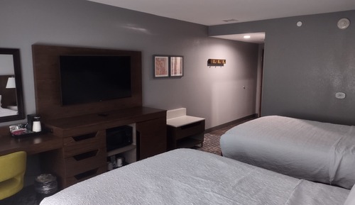 Chambre, 2 grands lits, réfrigérateur et four à micro-ondes