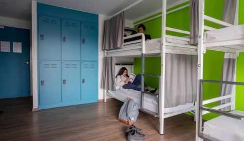 Dortoir Partagé, dortoir mixte, salle de bains commune
