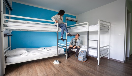 Chambre Quadruple Économique, salle de bains privée