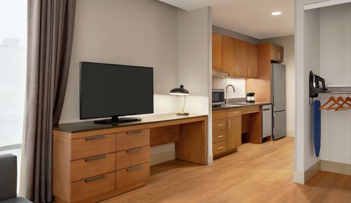 Studio, 1 très grand lit, accessible aux personnes à mobilité réduite (Roll-In Shower)