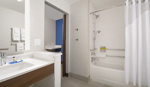 Chambre Standard, 1 très grand lit, accessible aux personnes à mobilité réduite (Comm, Mobility)