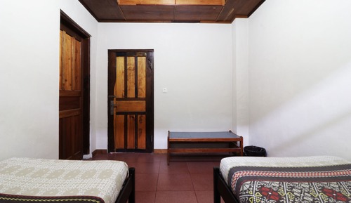 Chambre Supérieure avec lits jumeaux, salle de bains commune (Not Lake View)