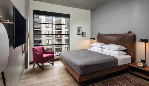 Chambre, 1 très grand lit, non-fumeurs, vue ville