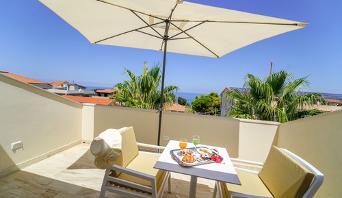 Suite Junior, 1 lit double et 1 canapé-lit, vue partielle sur la mer
