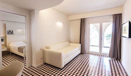 Chambre Exécutive, plusieurs lits, vue partielle sur la mer