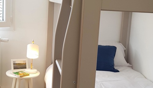 Chambre Simple Confort, salle de bains privée, vue ville (Dombes)