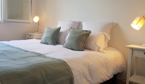 Chambre Confort Double ou avec lits jumeaux, accessible aux personnes à mobilité réduite (Ain)