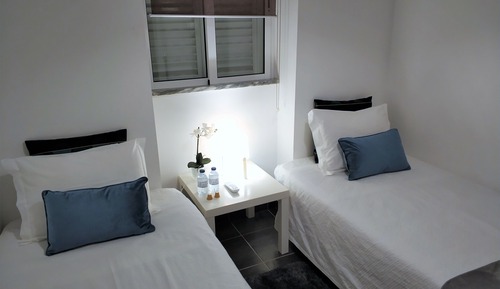 Chambre Standard avec lits jumeaux, salle de bains commune