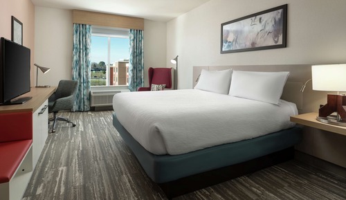 Chambre, 1 très grand lit, accessible aux personnes à mobilité réduite, baignoire