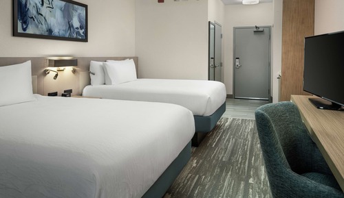 Chambre, 2 grands lits, accessible aux personnes à mobilité réduite, baignoire (Mobility & Hearing)