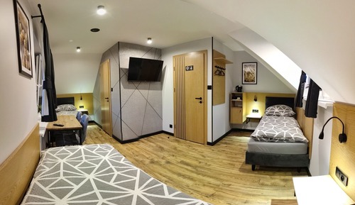 Chambre Triple, salle de bains attenante, vue jardin