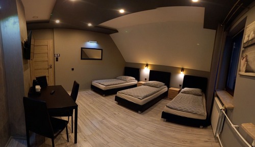 Chambre Triple, salle de bains attenante, vue jardin