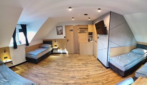 Chambre Quadruple, salle de bains attenante, vue jardin
