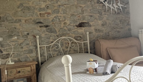 Chambre avec lits jumeaux, salle de bains commune, vue ville