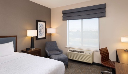 Chambre, 1 très grand lit, baignoire