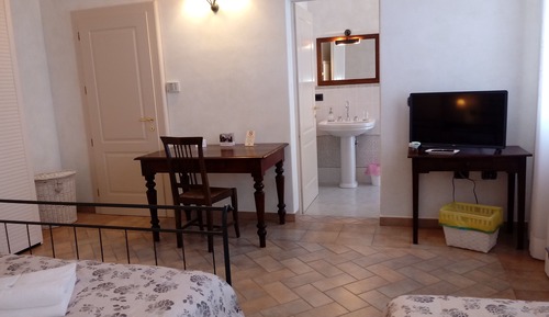 Chambre Triple Familiale, salle de bains attenante, vue jardin (Il Ciliegio)