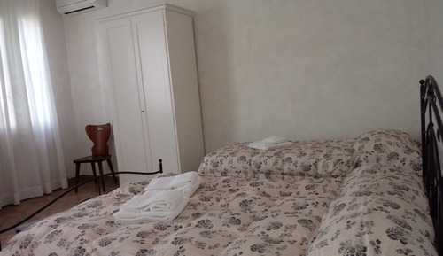 Chambre Triple Standard, salle de bains privée, vue jardin (Acero)