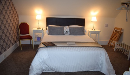Chambre Double, 1 très grand lit, salle de bains attenante