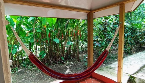 Chambre Simple Junior, 1 lit double, accès piscine, vue jardin