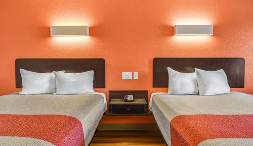 Chambre Standard, 2 grands lits, non-fumeurs, réfrigérateur et four à micro-ondes