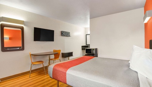 Chambre Standard, 1 grand lit, non-fumeurs, réfrigérateur et four à micro-ondes