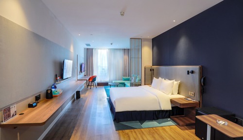 Chambre Standard, 1 très grand lit, balcon