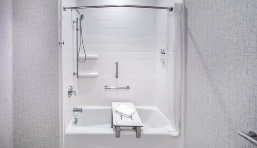 Chambre Standard, 2 grands lits, accessible aux personnes à mobilité réduite, baignoire (Mobility)