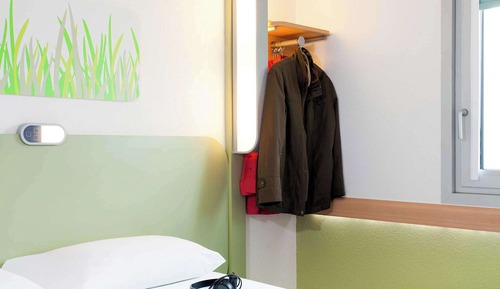 Chambre, 2 lits une place, accessible aux personnes à mobilité réduite (Accessible)